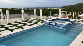 Luxury 2 Bedroom Rooftop pool View unit #3, Falmouth
